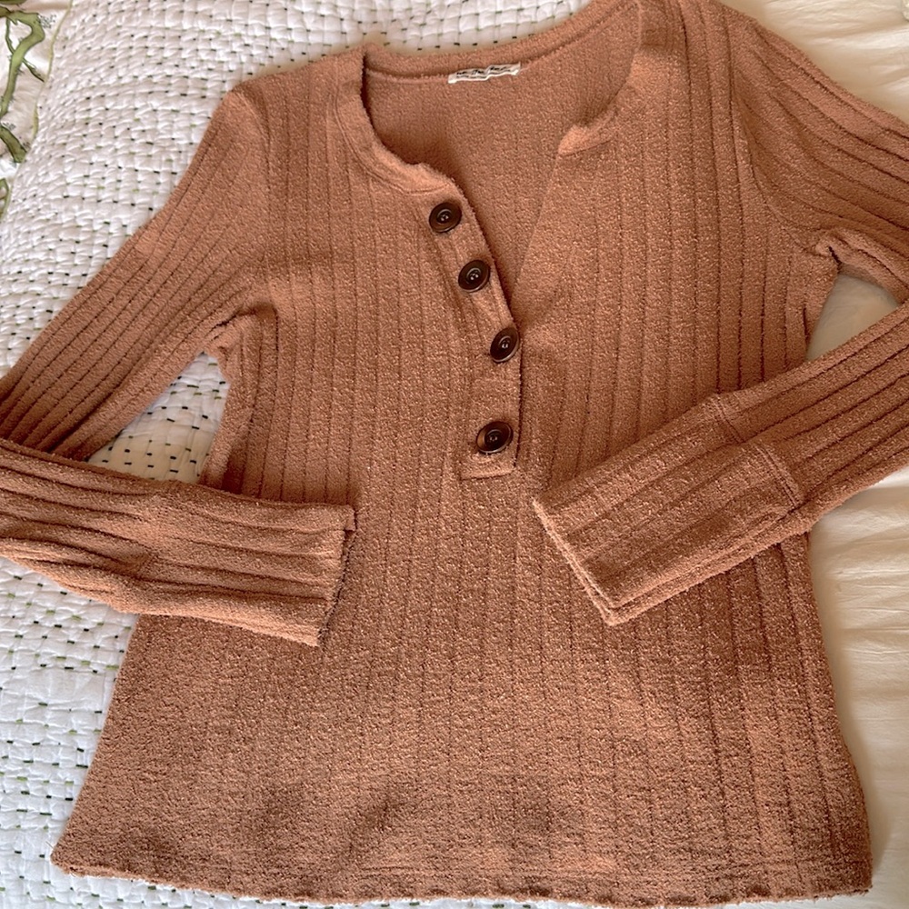 We The Free fitted light knit henley sweater sz XLarge in the color terracotta!